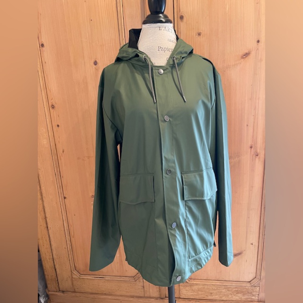 RAINS short hooded rain jacket in evergreen